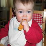 Lucie avec un biscuit