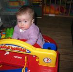 Lucie joue avec le garage à voiture