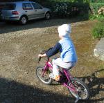 Dans la cours à vélo