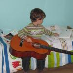 Clément et la guitare à Papa