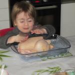 Lucie cuisine un poulet