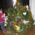 Clément et Lucie devant le sapin de Noël