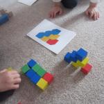 Clément joue aux cubes