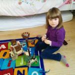 Lucie joue avec l'ile aux pirates