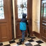 Clément dans un hall d'immeuble