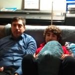 Clément et Papa devant la TV