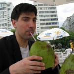 Lolo déguste un agua de coco