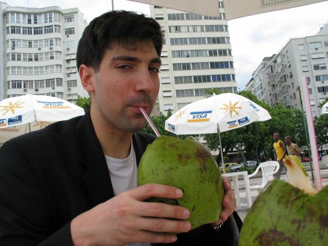 Lolo déguste un agua de coco