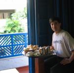 petit déjeuner pantagruelique devant la terrasse - papaye, brioche, jus de fruit frais