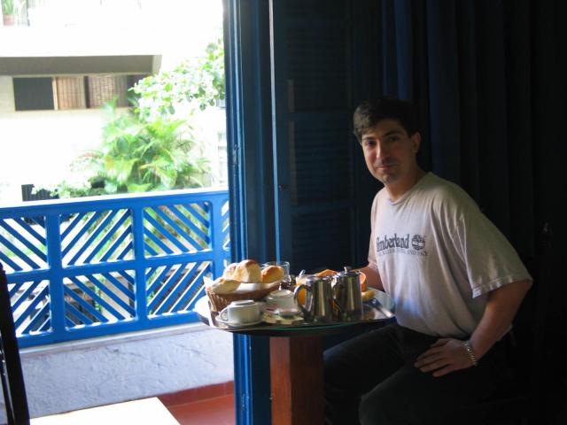 petit déjeuner pantagruelique devant la terrasse - papaye, brioche, jus de fruit frais