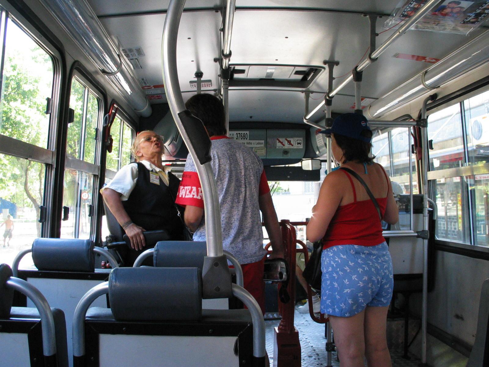 Bus brésilien, la guichetière et des amis argentins venus visiter comme nous