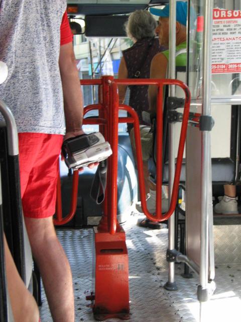 Caractéristique des bus, là-bas le tourniquet, tu payes et tu passes