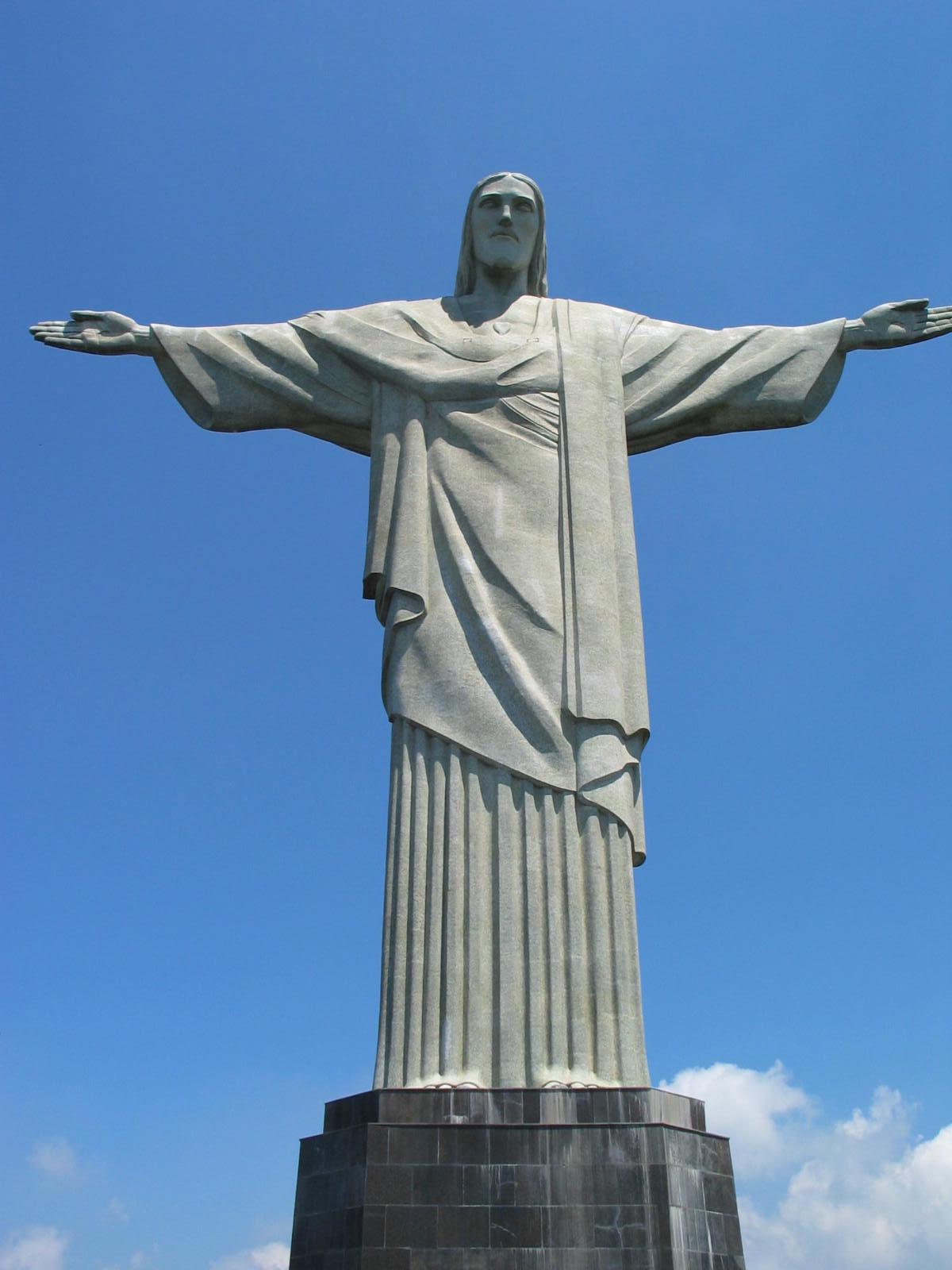 Cristo redentor , de là la vue sur Rio et ses environs est superbe
Il pèse 700tonnes et fut construit par un sculpteur français