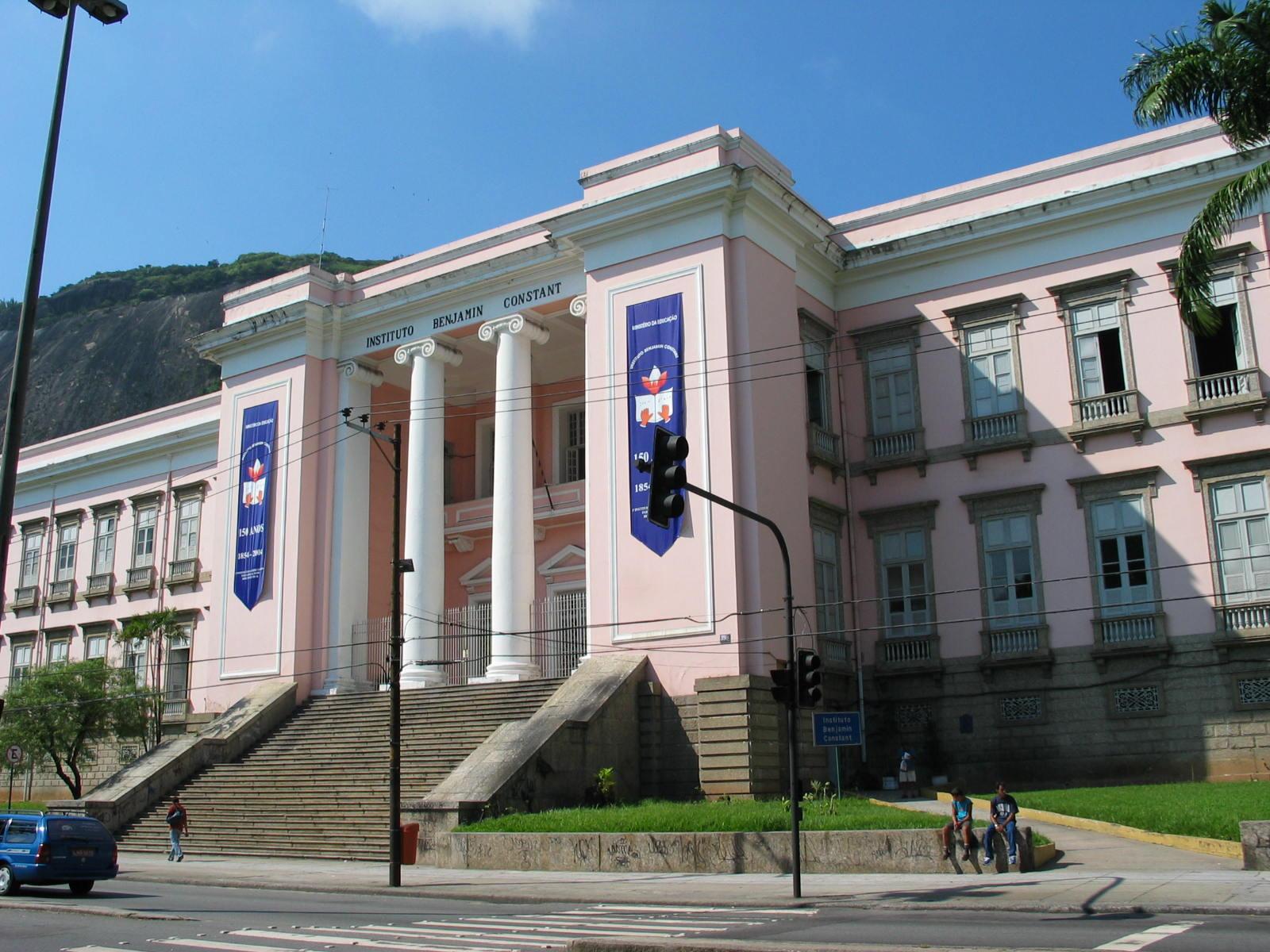 un monument parmi d'autre en direction du pain de sucre