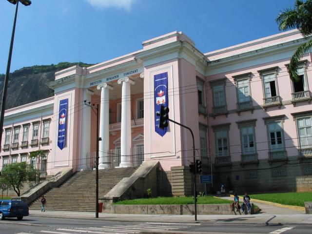 un monument parmi d'autre en direction du pain de sucre